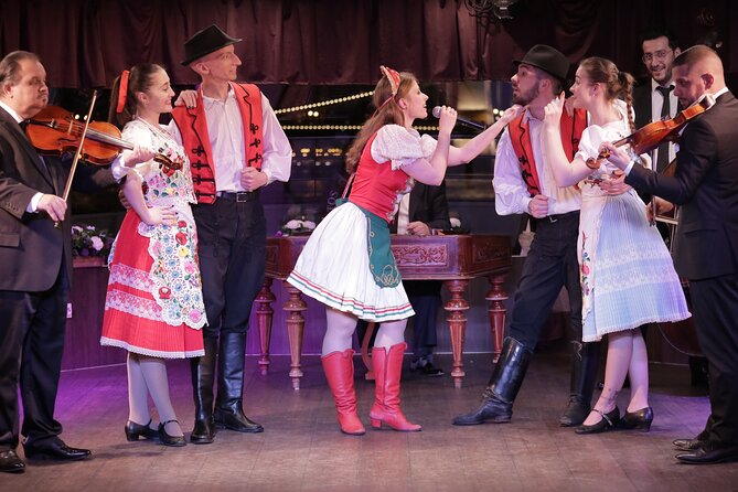 4 Course Dinner Cruise with Operetta, Folk Show and Welcome Drink - Window seats and sight lines: how to get the view you want