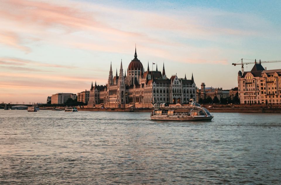 Budapest: 1-Hour Evening Sightseeing Cruise with Drink - Deck, Seats, and Photo Strategy for Night Views