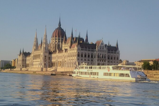Budapest: 1-Hour Highlights Cruise with Welcome Drink - Welcome drink reality: included, but your taste matters