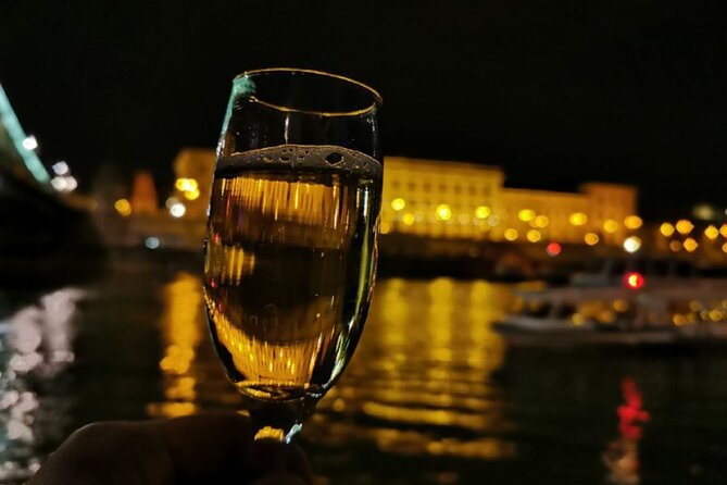 Budapest: 1-Hour Highlights Cruise with Welcome Drink - No audio commentary: your best strategy for enjoying it