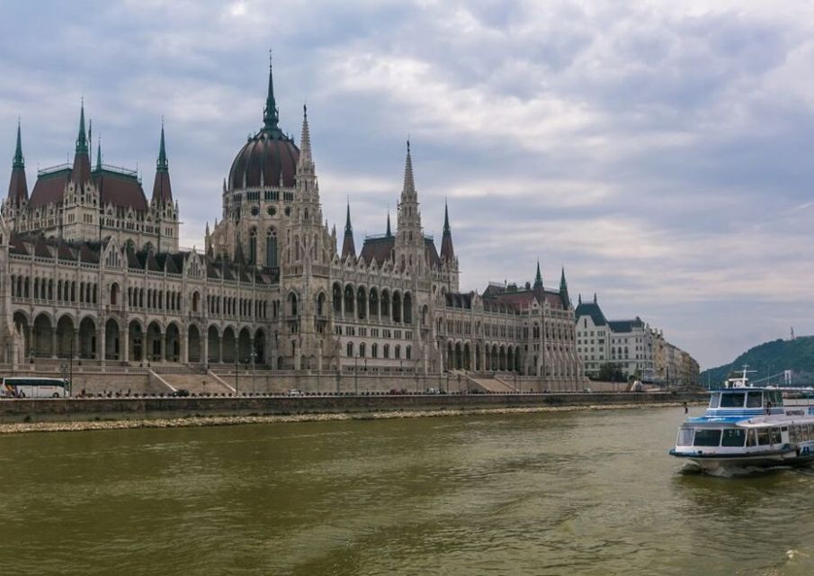 Budapest: 3-hour City Tour with Castle Walk + 1-hour Cruise - Gellért Hill Photo Stop: Skyline Views for Your Inner Cartographer