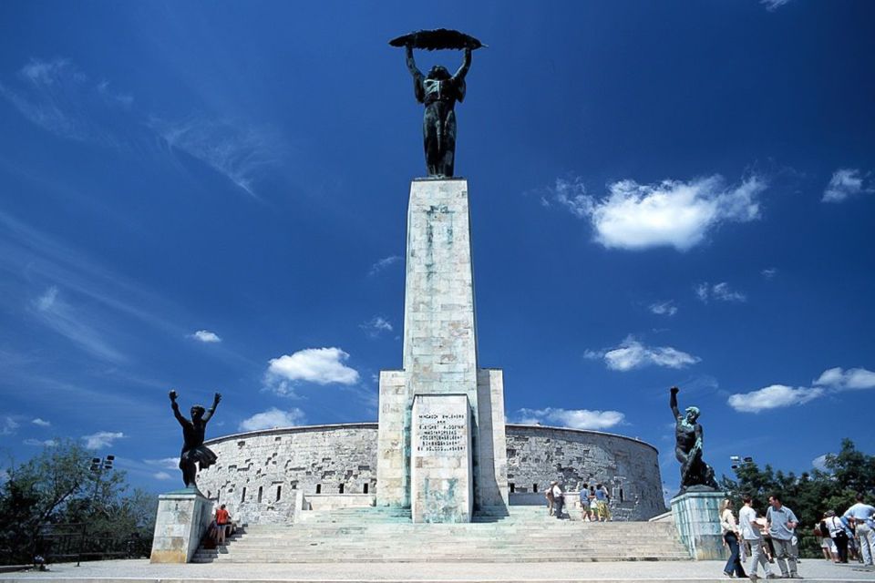 Budapest: 3-Hour Grand City Tour and Castle Walk - Guides, Group Feel, and Why the Tour Works Quickly