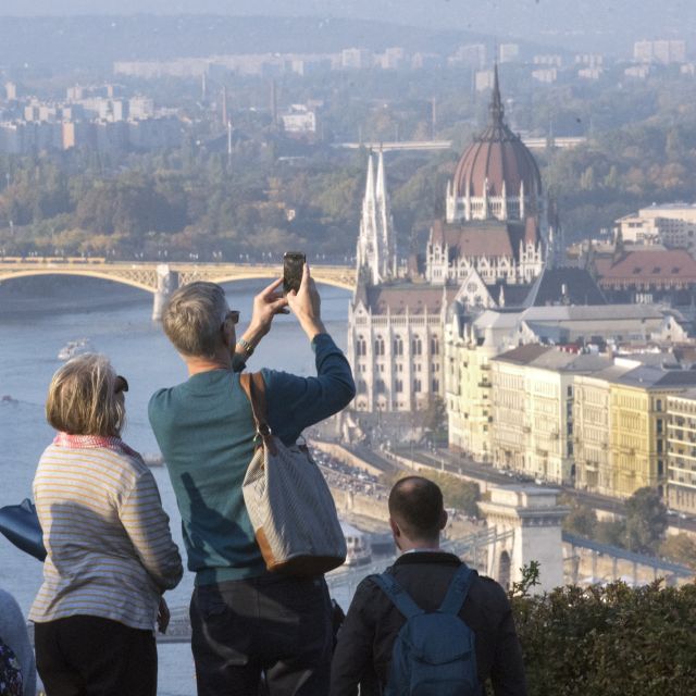 Budapest: 3-Hour Live Guided Sightseeing Tour - Buda Castle District: the Old Town walk with real photo value