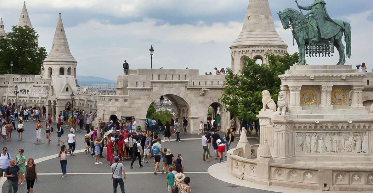 Budapest 3-Hour Walking Tour in Italian - Crossing the Danube the smart way with metro and bus