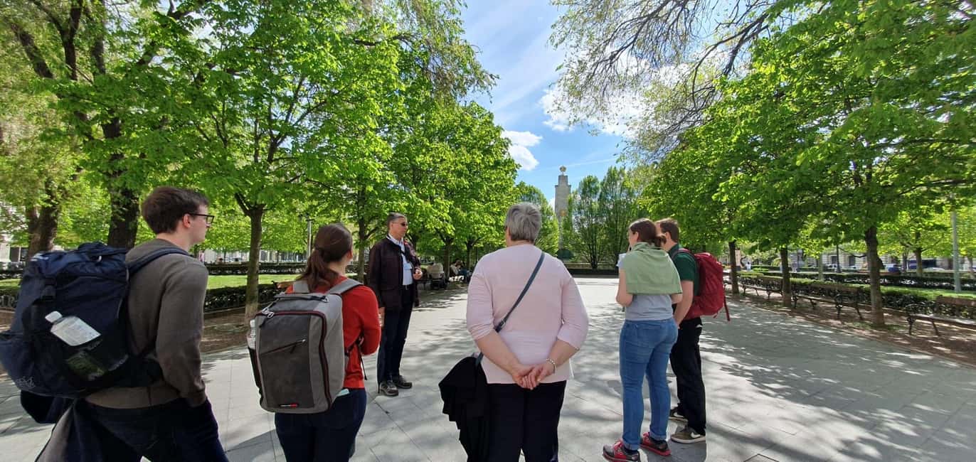 Budapest: Best of Downtown and Jewish Quarter Tour - Houses of Parliament and Szabadság Square: why the photo stops are worth it