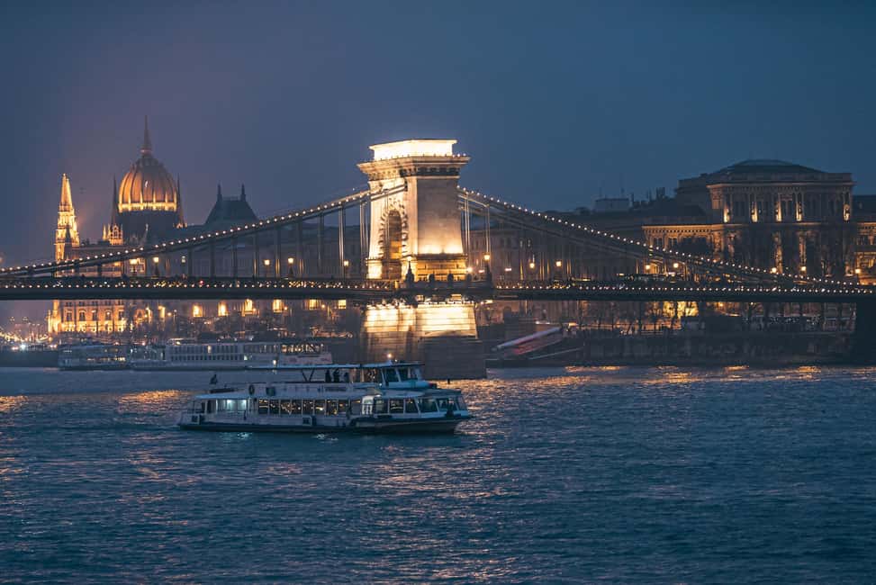 Budapest By Night Sightseeing Cruise - The crowd and the “no audio” reality check