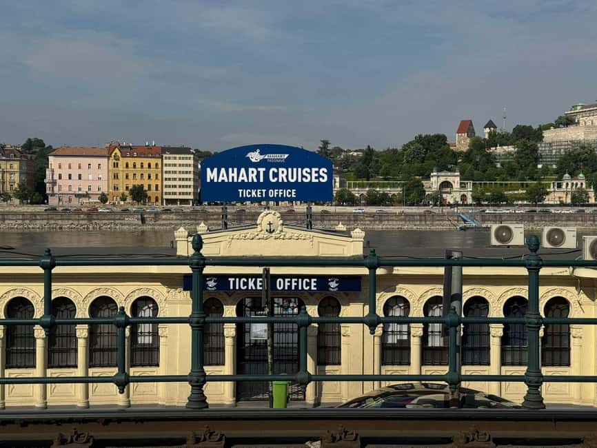 Budapest By Night Sightseeing Cruise - Gellért Hill and Liberty Bridge: the route becomes part of the show