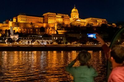 Budapest: Candlelit Dinner River Cruise with Live Music - Dinner + live music: how the onboard experience really plays out