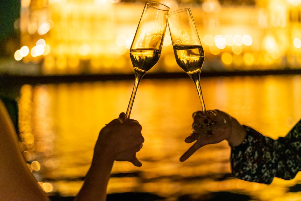 Budapest: Candlelit Dinner River Cruise with Live Music - Seating and photos: where to sit for the best night views