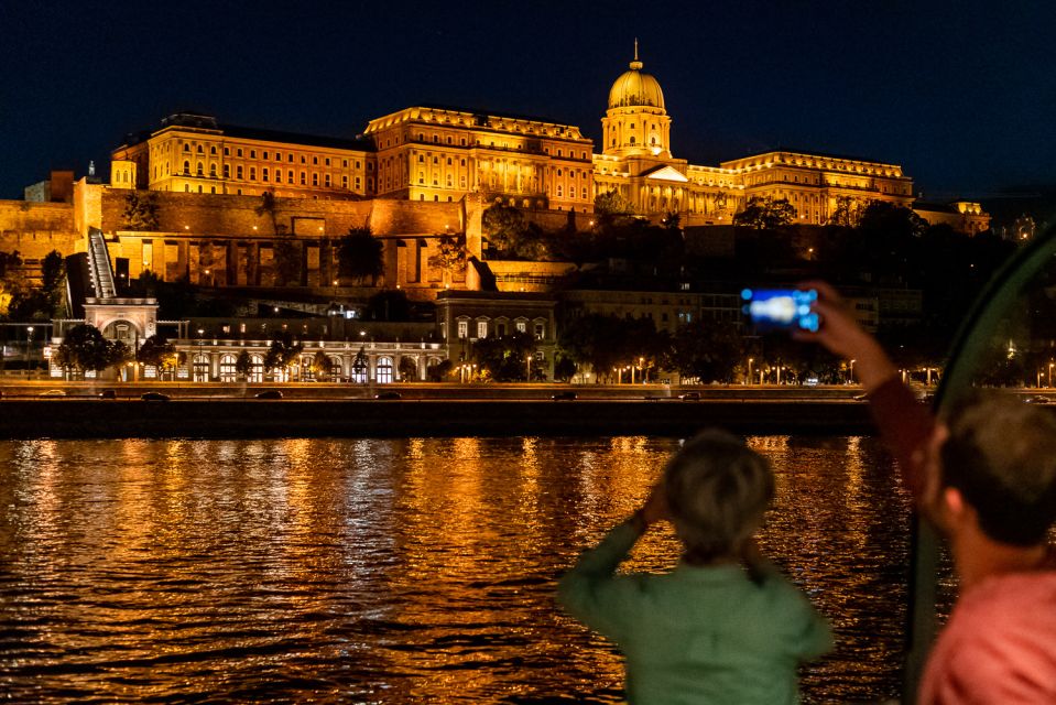 Budapest: Candlelit Dinner River Cruise with Live Music - Dinner + live music: how the onboard experience really plays out