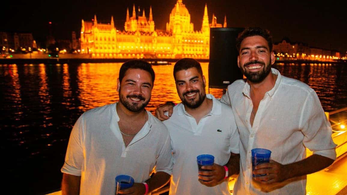 Budapest: Danube Beat Party Cruise with Drink Packages - Photo moment, cloakroom, and water: the practical perks that prevent a messy night
