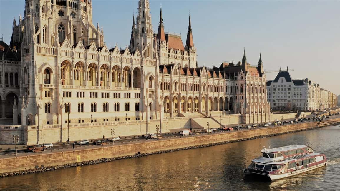 Budapest: Danube River City Lights Express Cruise - Gellért Hill and Castle Hill: why the view feels different from the river