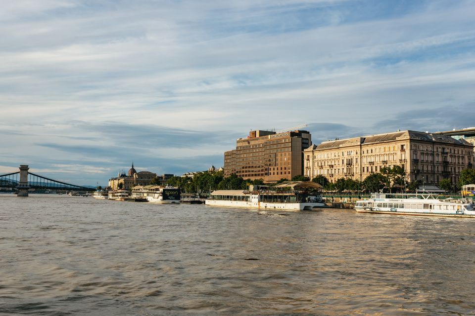 Budapest: Danube River City Lights Express Cruise - Audio guide app: the smart way to learn without fighting the crowd