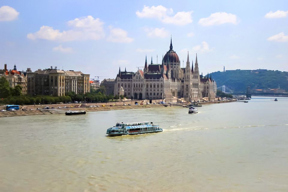 Budapest: Daytime Sightseeing Boat Cruise - Golden Hour vs Midday: When Daylight Wins
