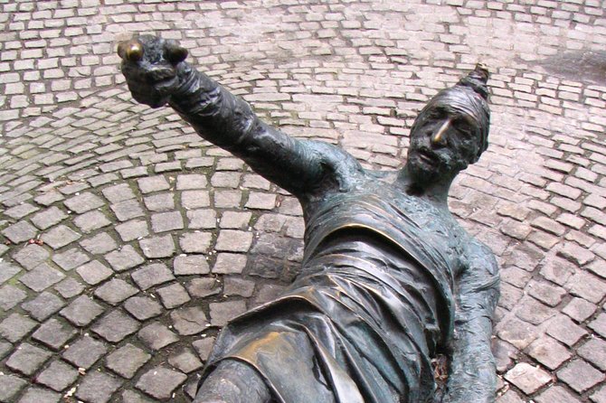 Budapest Dohany, Heroes', Rumbach synagogues & Jewish Ghetto Tour - Carl Lutz Memorial, Spinoza Szinház, and a quick flodni moment