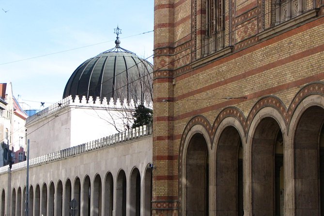 Budapest Dohany, Heroes', Rumbach synagogues & Jewish Ghetto Tour - How the guide shapes the experience on heavy-site tours
