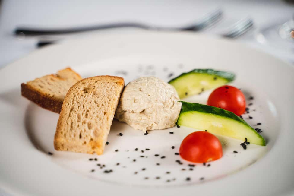 Budapest: Evening Cruise and Dinner with Welcome Drink - Food Options, Diet Needs, and the Reality of Onboard Constraints