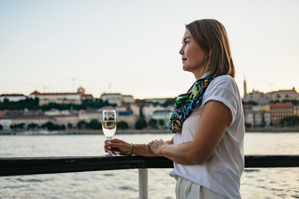 Budapest: Evening Cruise including Drinks and Live Music - Under Six Bridges: How the Route Works for Night Photos