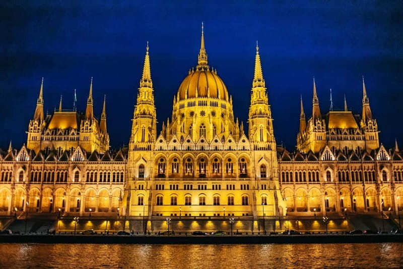 Budapest: Evening Cruise with 4-Course Dinner - Live music onboard: piano, fiddler, and sometimes a bigger show