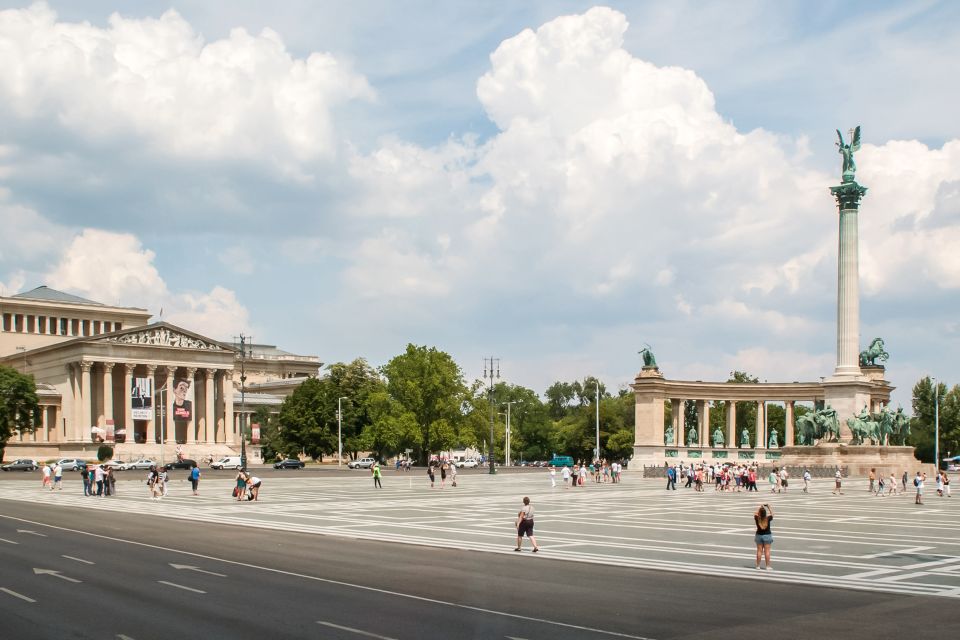 Budapest: Floating Bus Tour by Land and Water - Getting there: Széchenyi István Square and the simplest start