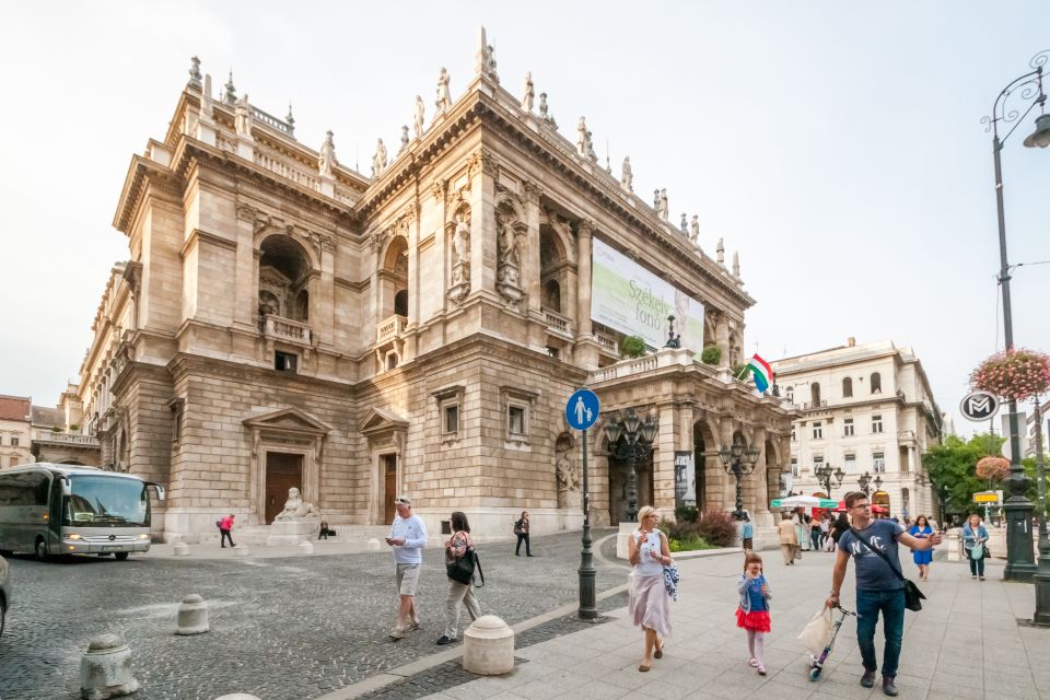 Budapest: Guided City Discovery Bike Tour - Back through old streets: war-scarred buildings and the Big Synagogue photo moments