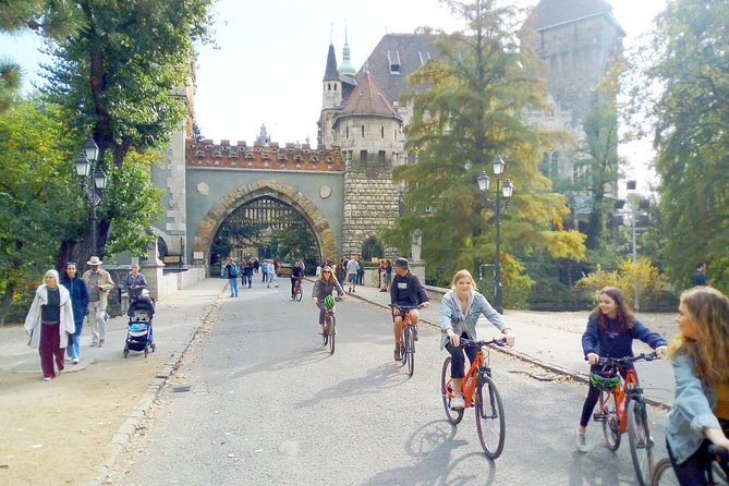 Budapest Historic Downtown Bicycle Tour in small groups - Stop-by-stop: what you’ll see and what to watch for