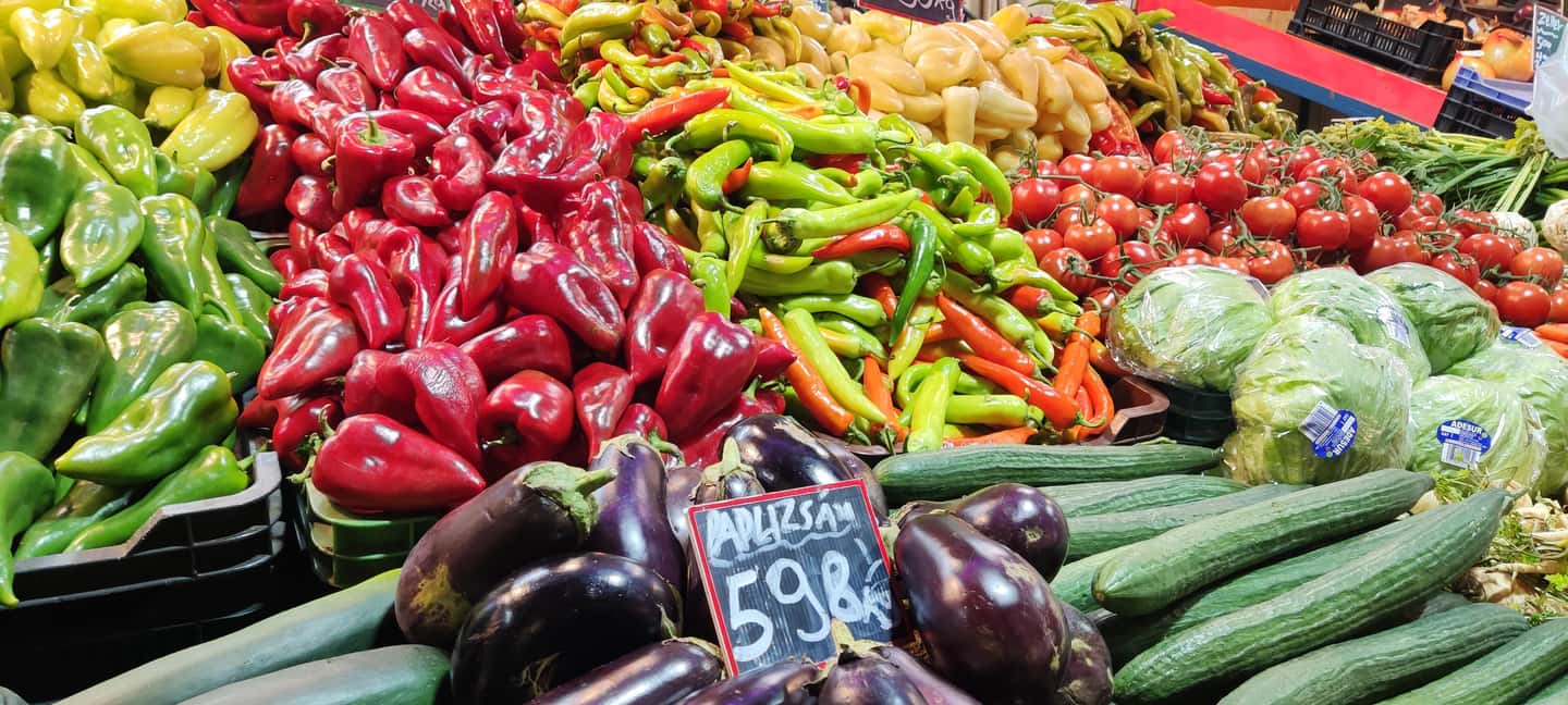 Budapest: Hungarian Cuisine in the Market Hall (german) - Central Market Hall is the perfect classroom