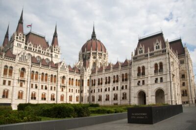 Budapest: Inner City Walking Tour in German - Meeting at Molnar’s Kürtöskalacs and Getting Your Bearings Fast