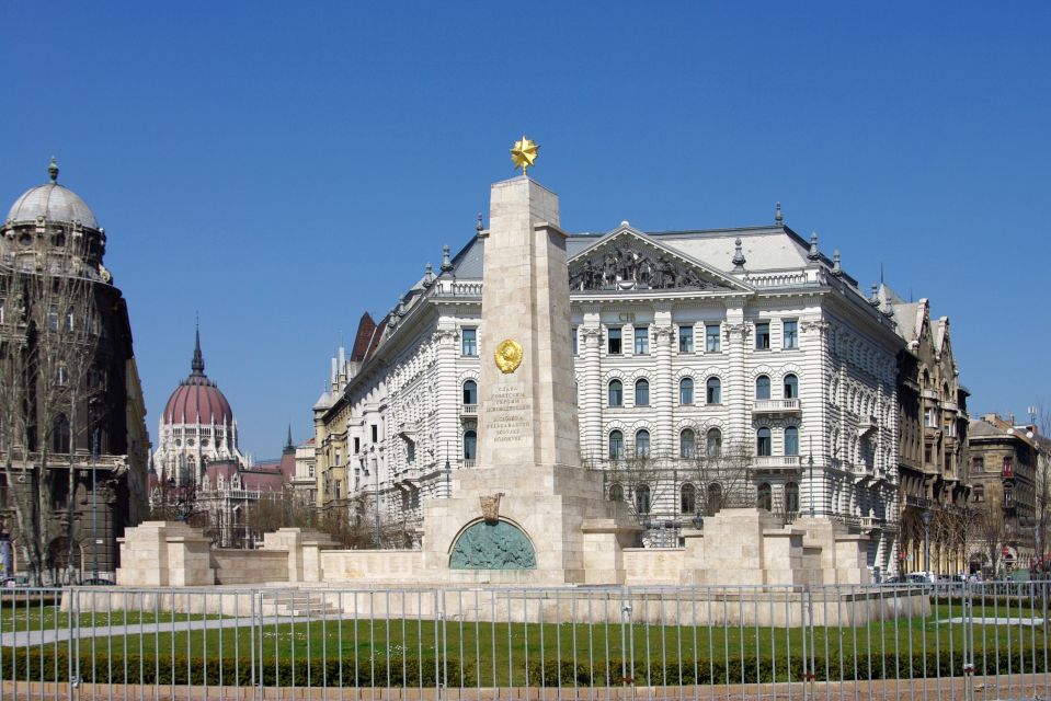 Budapest: Inner City Walking Tour in German - Liberty Square: Nazi Occupation and Communist Oppression, Explained Where You Stand