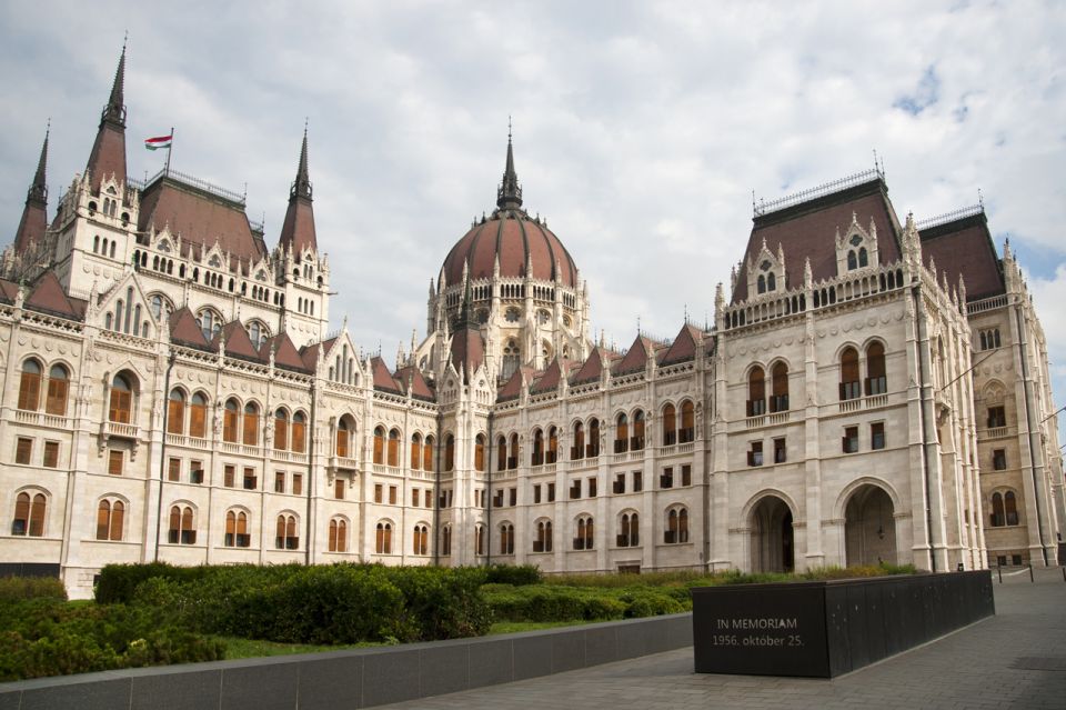 Budapest: Inner City Walking Tour in German - Meeting at Molnar’s Kürtöskalacs and Getting Your Bearings Fast