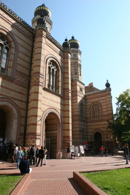 Budapest: Jewish Heritage Guided Tour with Synagogue Ticket - The guides: why the storytelling quality drives the whole experience