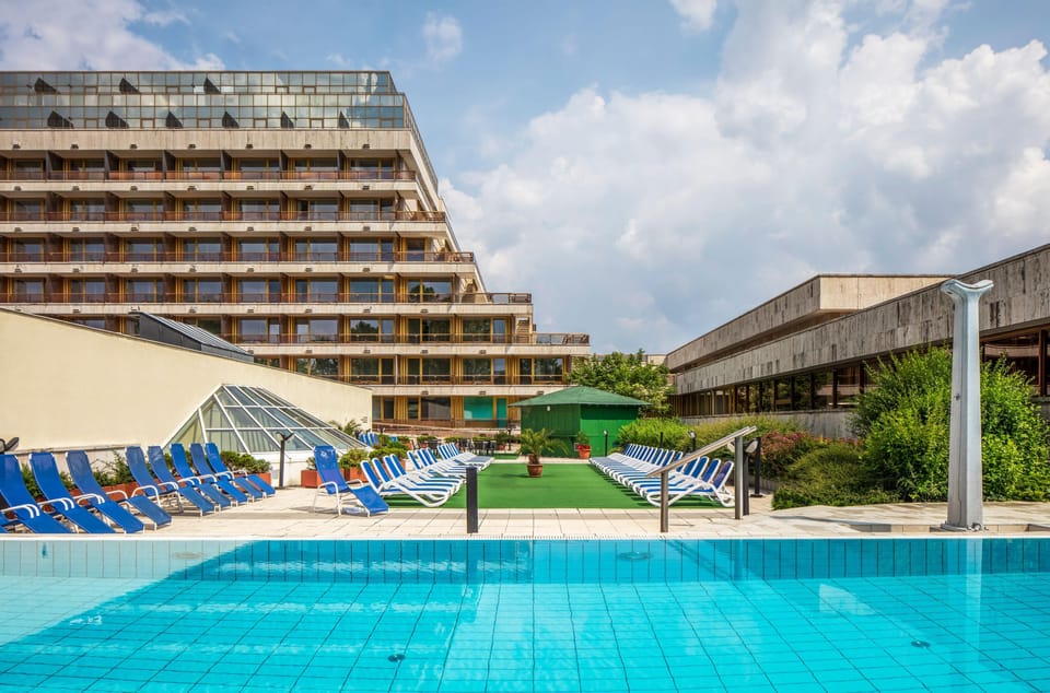 Budapest: Margaret Island Day Spa Entry Ticket - The pools: thermal heat zones and what to expect from the temperatures