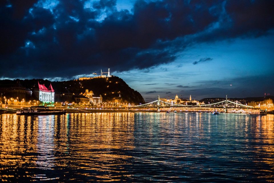 Budapest: Premium Sightseeing Cruise with Tokaj Frizzante - A one-hour Danube reality check: what makes this cruise work