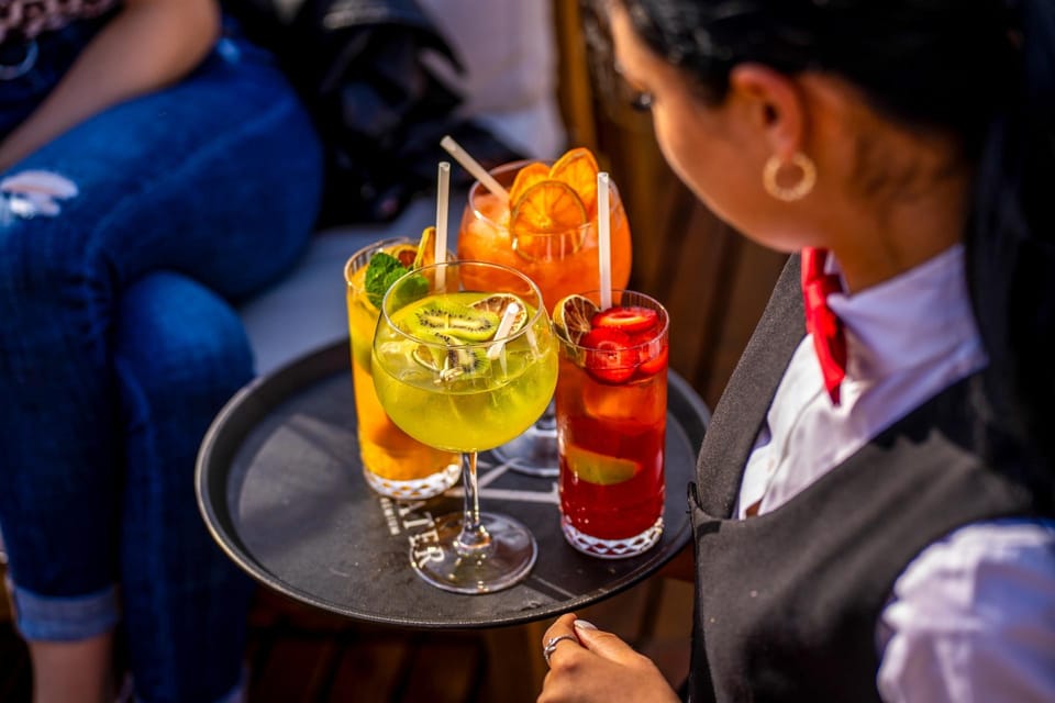 Budapest: Premium Sightseeing Cruise with Tokaj Frizzante - Tokaj Premium Frizzante and the onboard bar: a drink that fits the route