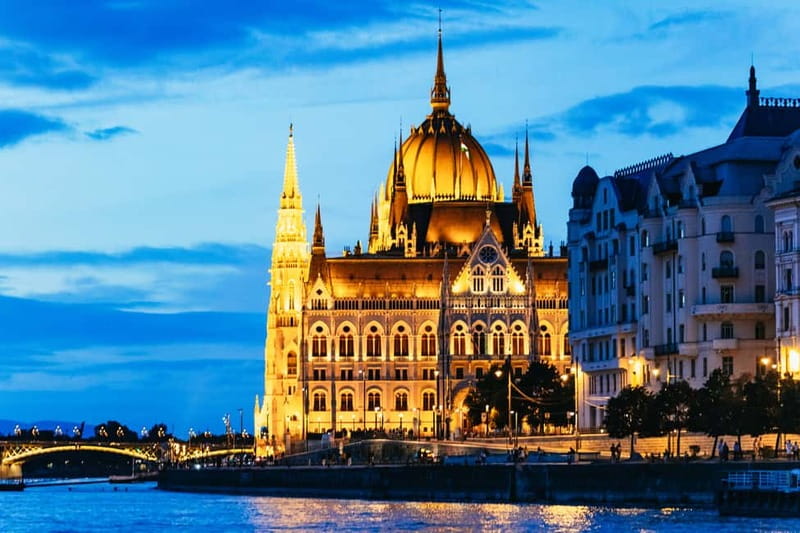 Budapest: Prosecco Dinner Cruise with Live Music - Sunset-to-Night Danube Views: Why the Timing Works