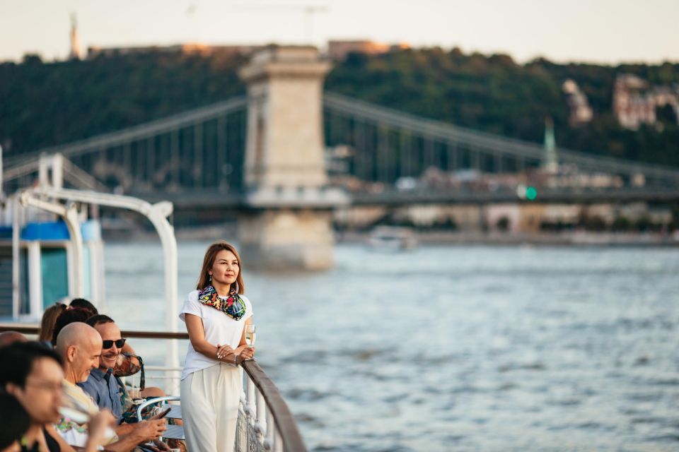 Budapest: Sightseeing Cruise on the Danube - Timing your cruise: 12:00 vs 19:00 vs 22:00