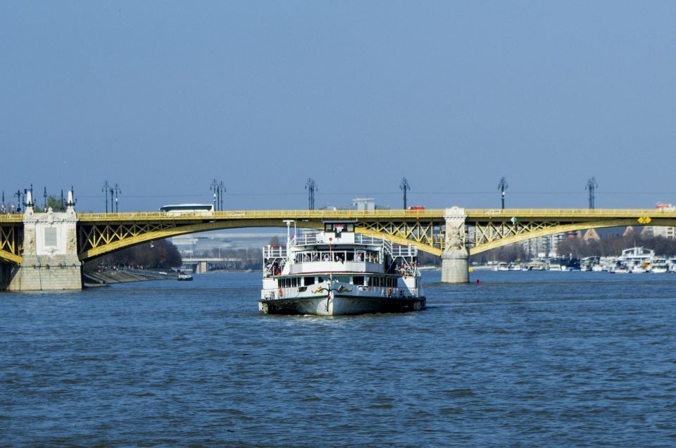 Budapest: Sightseeing Cruise on the Danube - The on-board bar and drink reality check