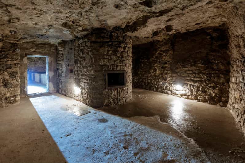Budapest: The WWII Siege of Buda Castle & Bomb Shelter Tour - What to bring (and what to skip) so the caves don’t slow you down