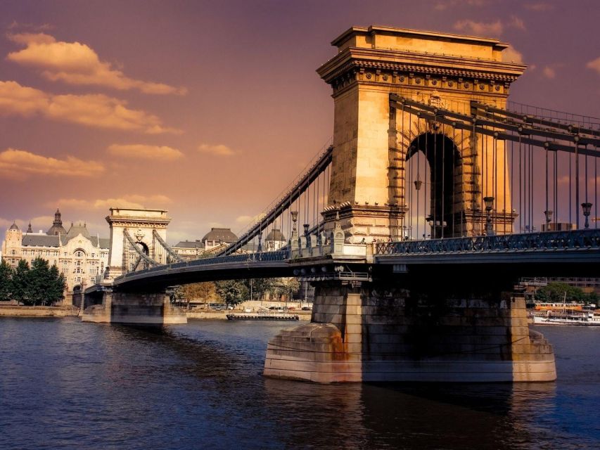 Budapest: Unlimited Prosecco and Wine Sightseeing Cruise - The river route: Parliament, Chain Bridge, and the Castle District in one pass