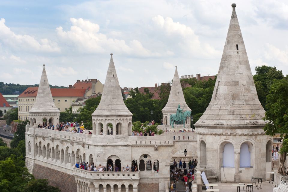 Budapest: Walking Tour in German - Buda Castle Quarter: Fortified Walls and Gothic Matthias Church