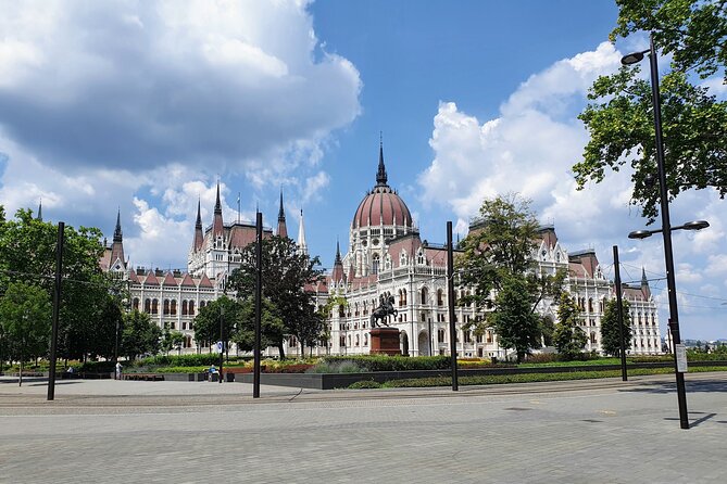 Private city tour by van - Central Market Hall in 30 Minutes: Browsing Without Ticket Pressure